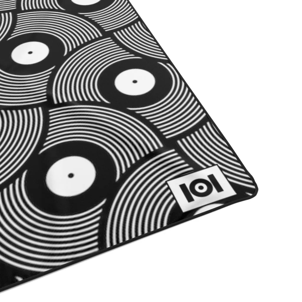 VINYL 02 PATTERN POLYESTER BLANKET - BLACK